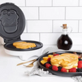 Star Wars Waffle Maker – Stormtrooper Imperial Helmet Non-Stick Waffle Iron UNCANNY BRANDS